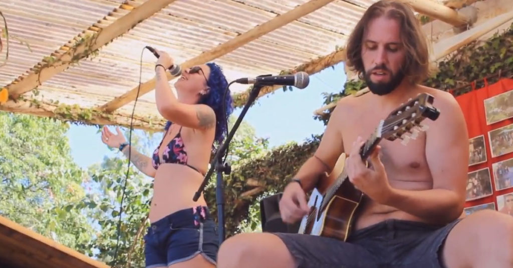 André Mola e Lorena Amaral tocam "Velha Roupa Colorida"