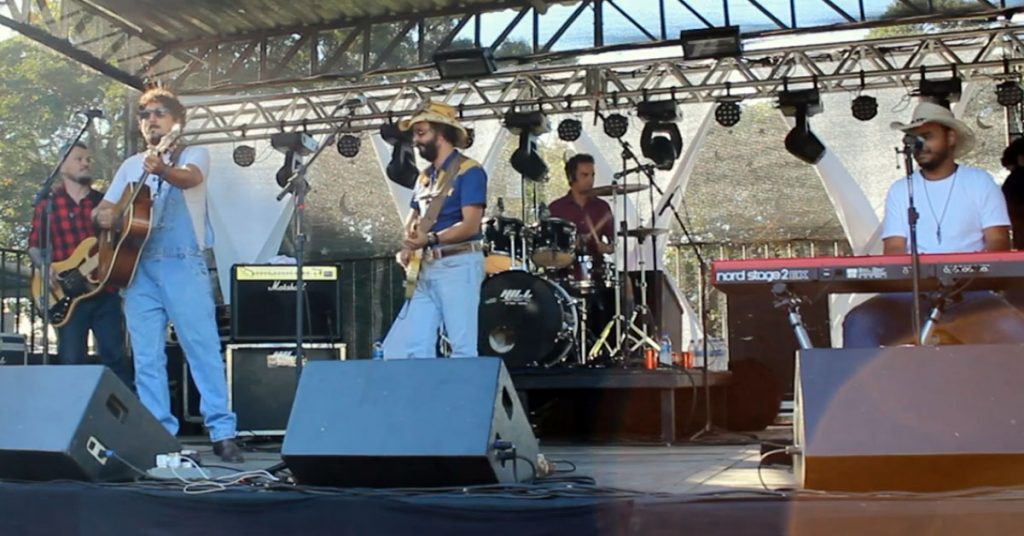 Bronnco Billy e Os Mangas Coloradas toca "Folsom Prision Blues"